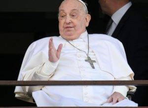 A Mulher que Conquistou o Coração do Papa Francisco com Flores Amarelas e um Gesto Simples de Amor -f12news